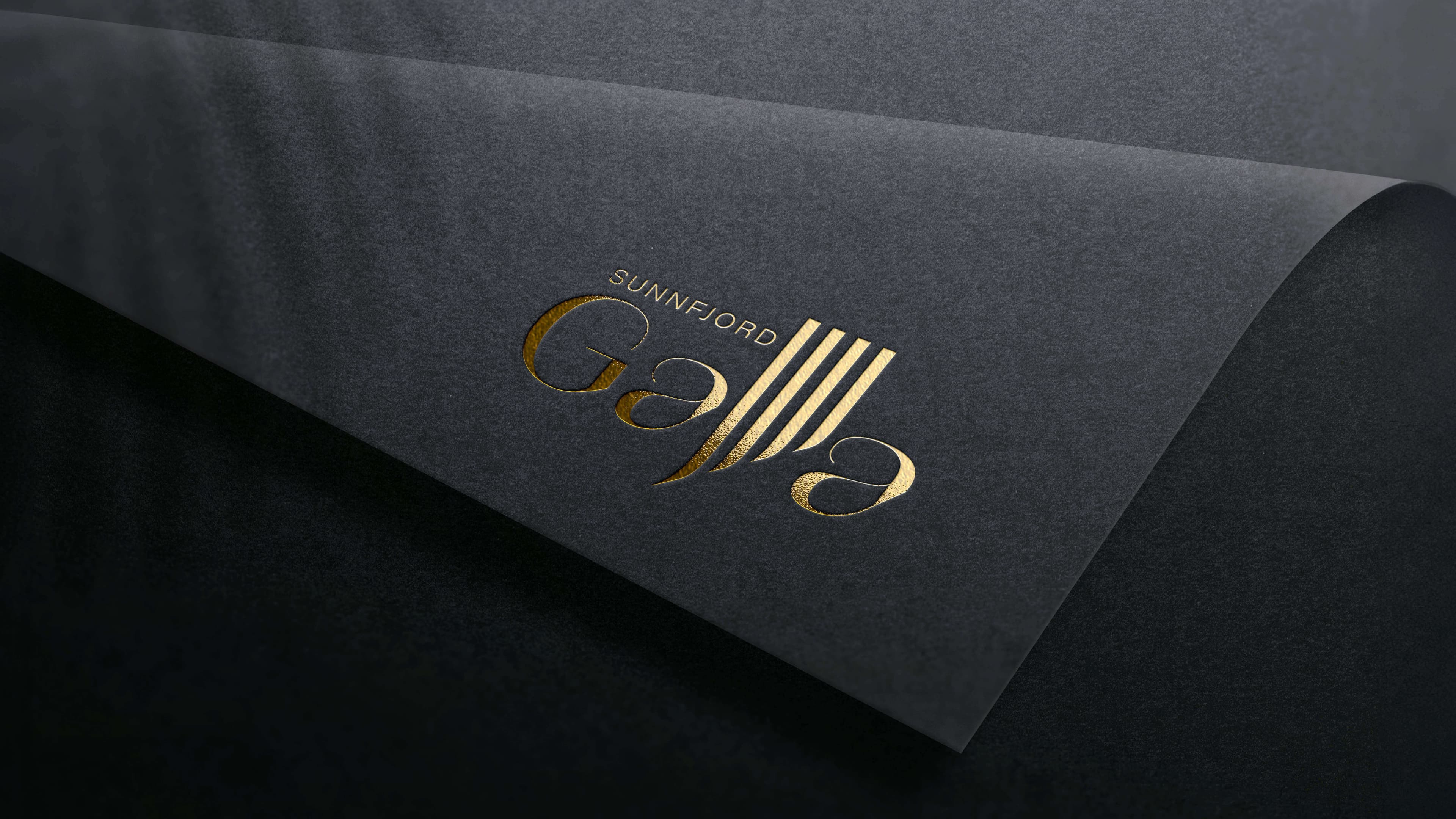 Gullfarga logo for Sunnfjord Galla pressa inn i mørkt papir