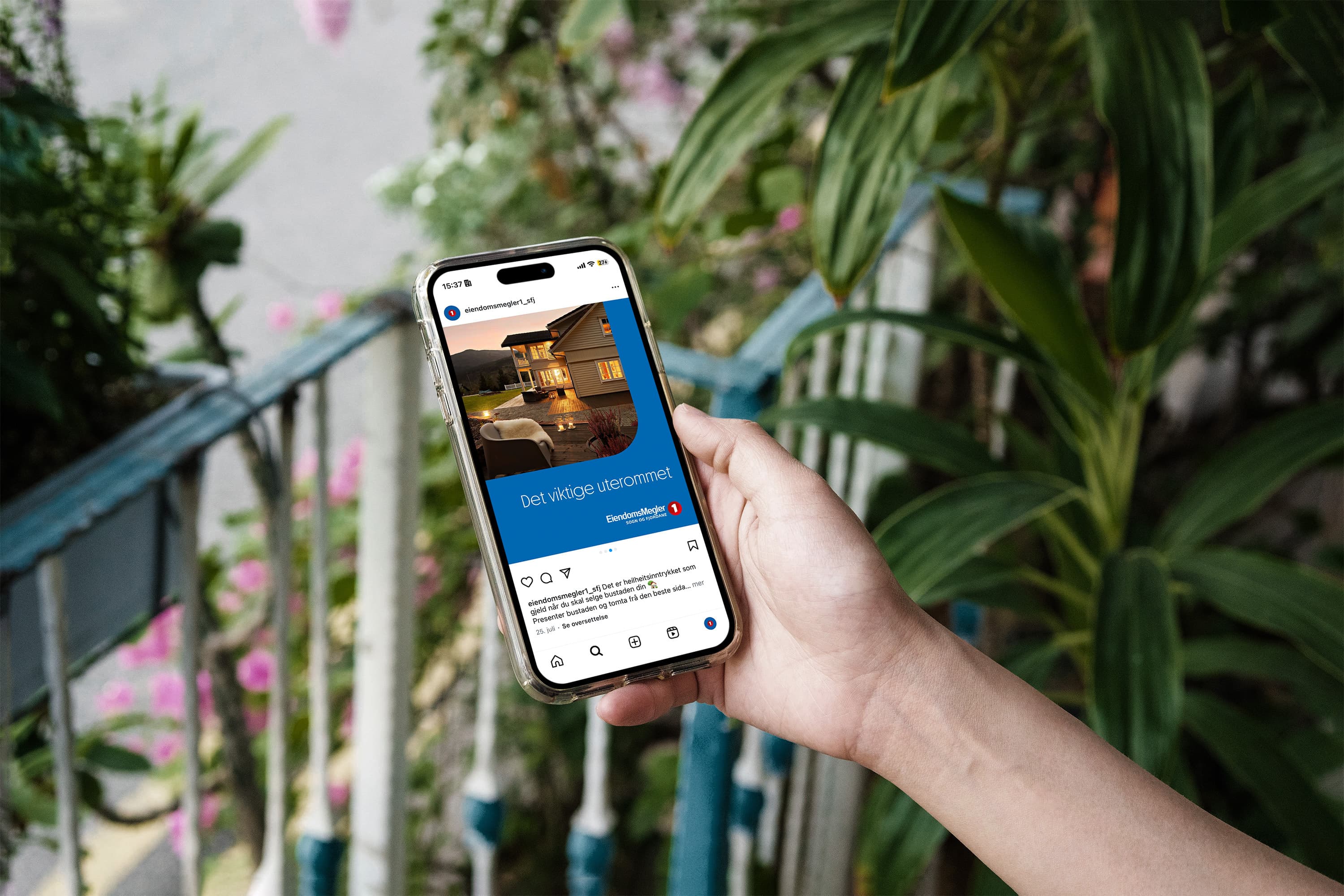 Hand som held ein mobiltelefon med ein Instagram-annonse for Eiendomsmegler 1